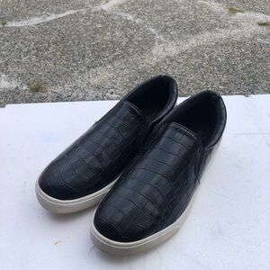 Soda Women’s Black Crocodile Pattern Slip-On Sneakers Size 8.5